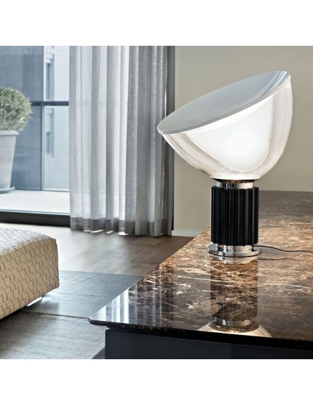 Lámpara de Mesa Taccia de Flos: Diseño Icónico y Luz Indirecta de Alta Calidad