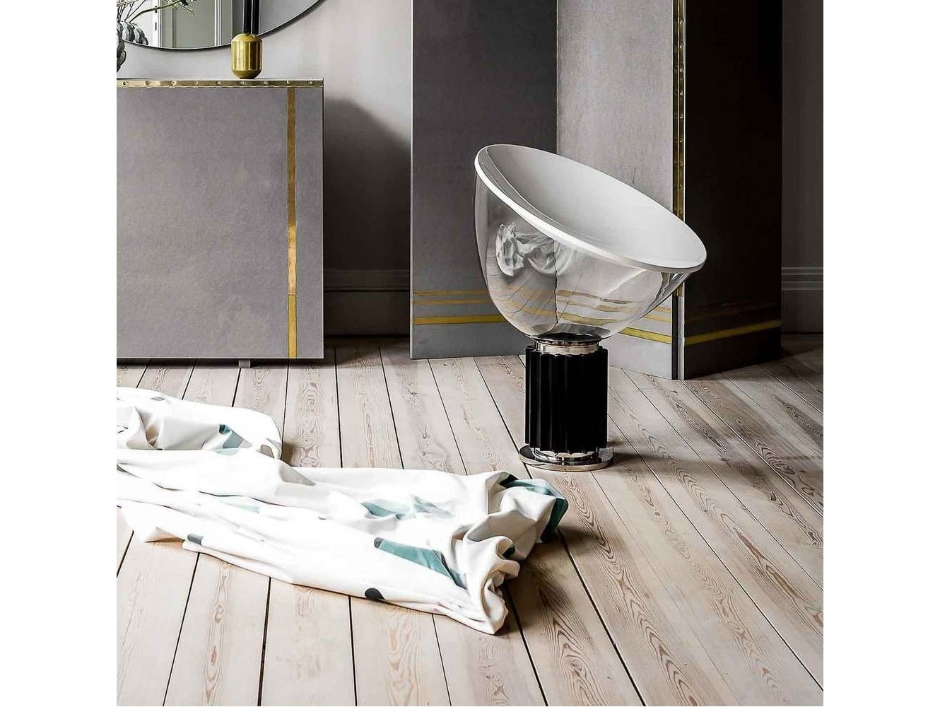 Lámpara de Mesa Taccia de Flos: Diseño Icónico y Luz Indirecta de Alta Calidad