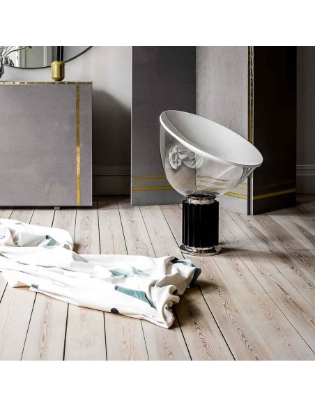Lámpara de Mesa Taccia de Flos: Diseño Icónico y Luz Indirecta de Alta Calidad