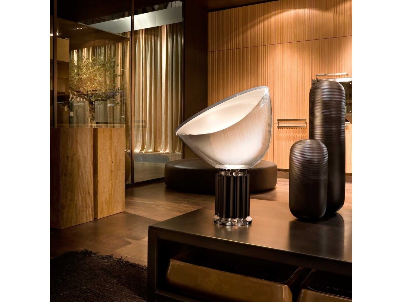 Lámpara de Mesa Taccia de Flos: Diseño Icónico y Luz Indirecta de Alta Calidad