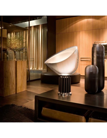 Lámpara de Mesa Taccia de Flos: Diseño Icónico y Luz Indirecta de Alta Calidad