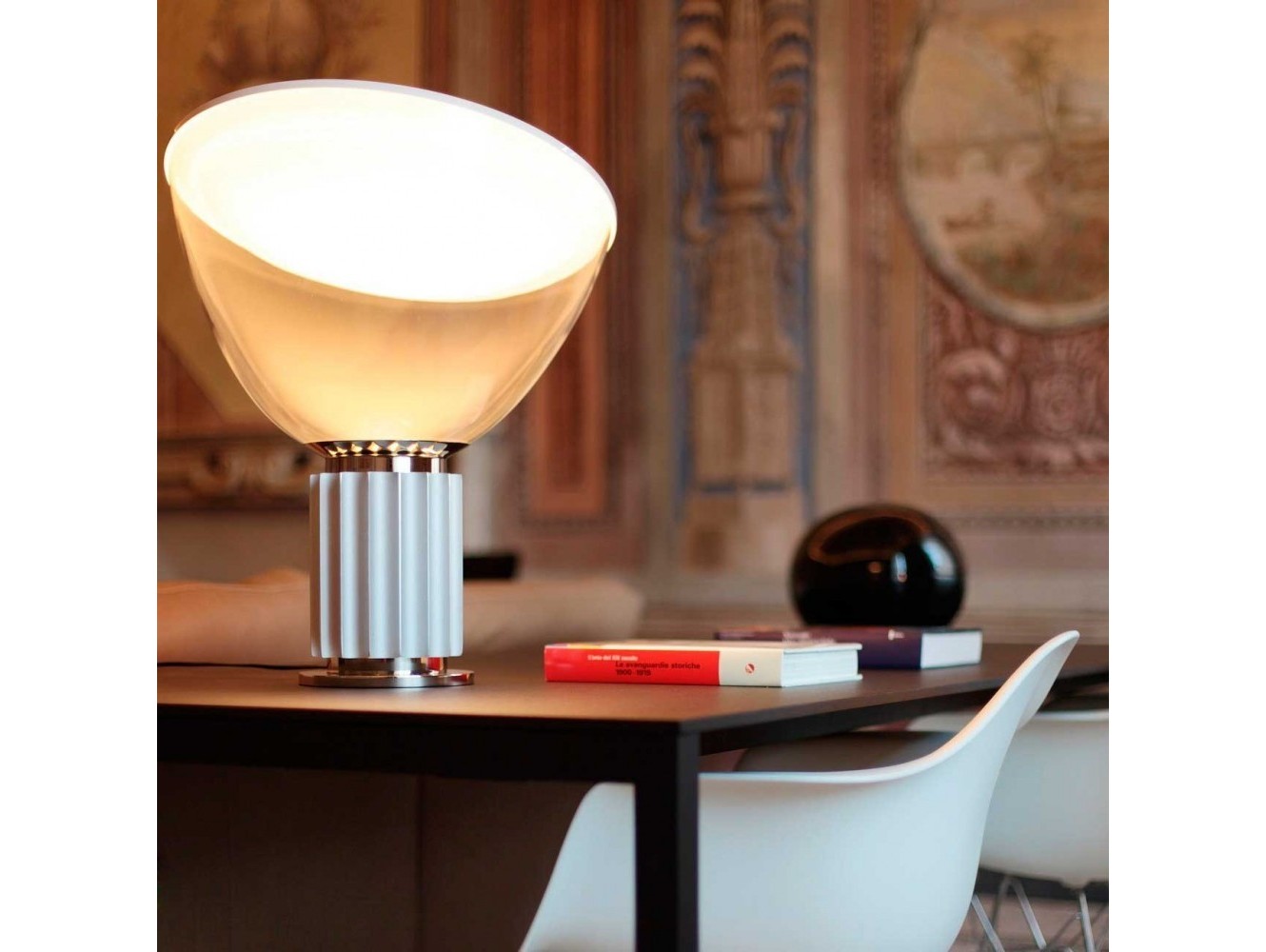 Lámpara de Mesa Taccia de Flos: Diseño Icónico y Luz Indirecta de Alta Calidad
