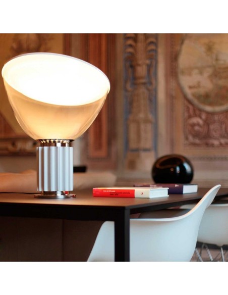 Lámpara de Mesa Taccia de Flos: Diseño Icónico y Luz Indirecta de Alta Calidad