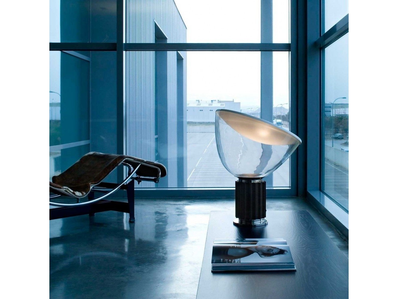 Lámpara de Mesa Taccia de Flos: Diseño Icónico y Luz Indirecta de Alta Calidad