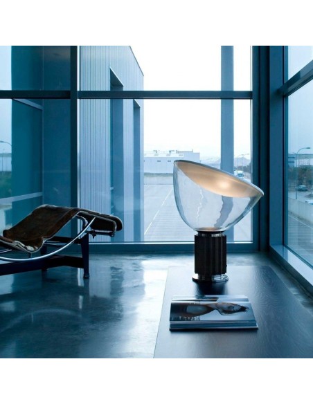 Lámpara de Mesa Taccia de Flos: Diseño Icónico y Luz Indirecta de Alta Calidad