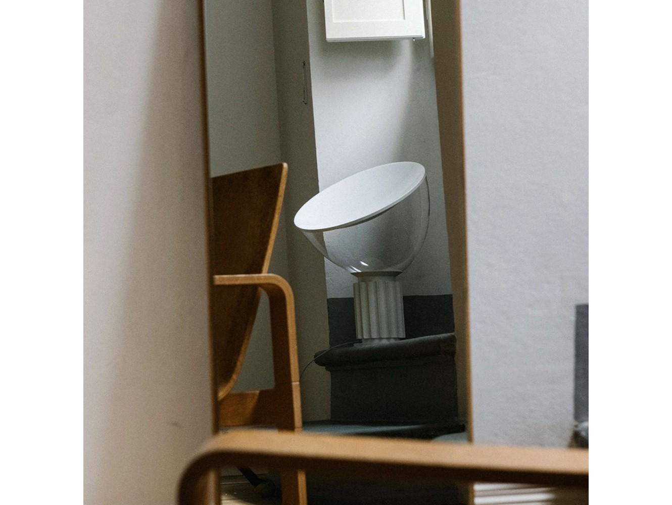 Lámpara de Mesa Taccia de Flos: Diseño Icónico y Luz Indirecta de Alta Calidad