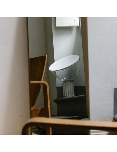 Lámpara de Mesa Taccia de Flos: Diseño Icónico y Luz Indirecta de Alta Calidad