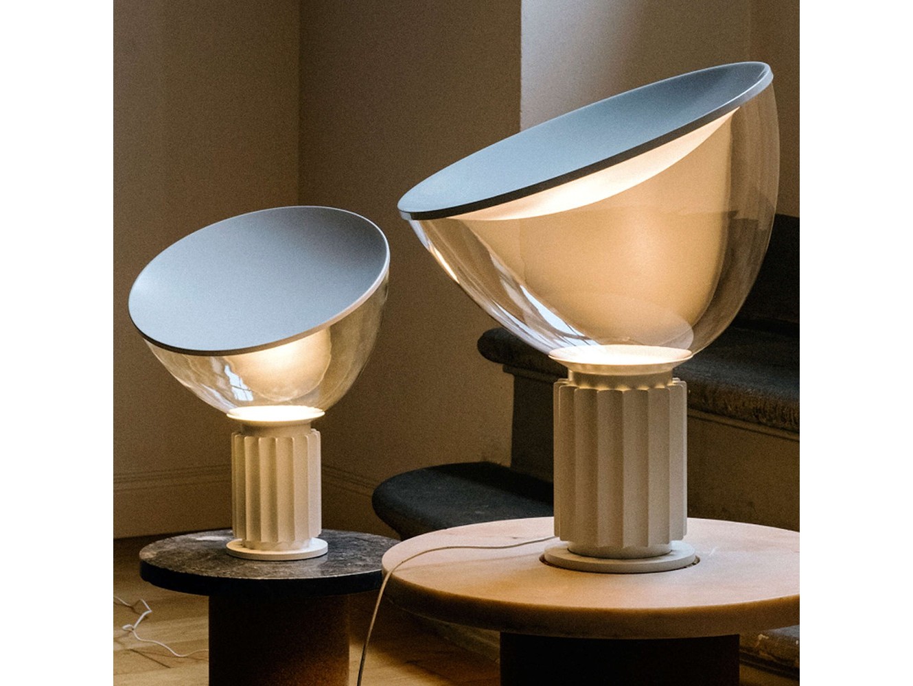 Lámpara de Mesa Taccia de Flos: Diseño Icónico y Luz Indirecta de Alta Calidad