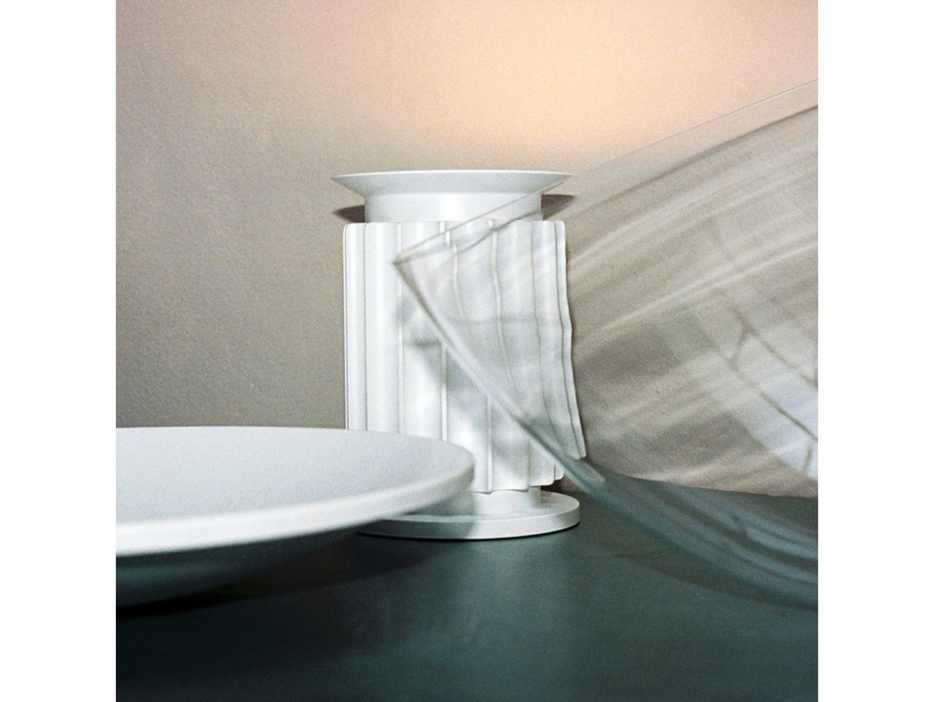 Lámpara de Mesa Taccia de Flos: Diseño Icónico y Luz Indirecta de Alta Calidad