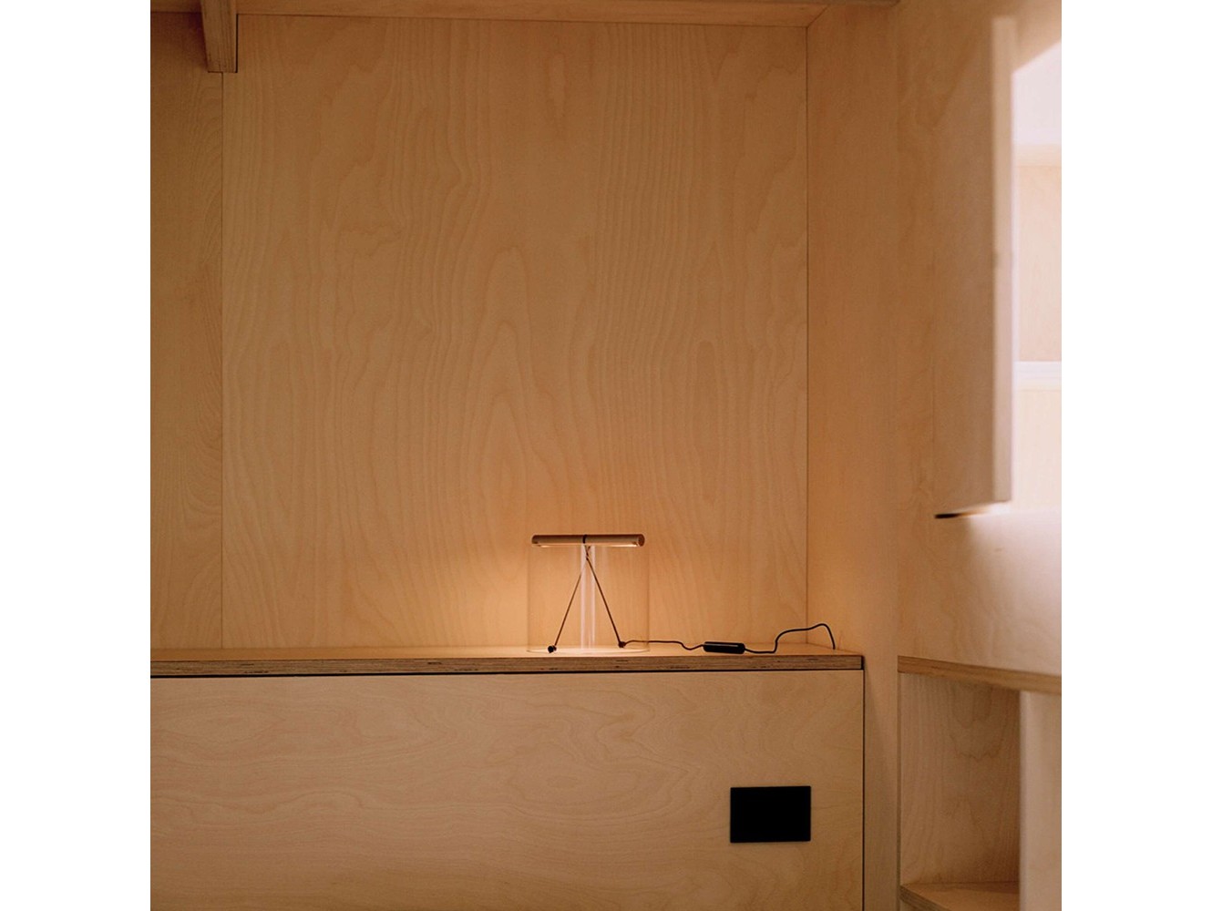 Lámpara de Mesa To-Tie de Flos: Diseño Minimalista y Luz Difusa