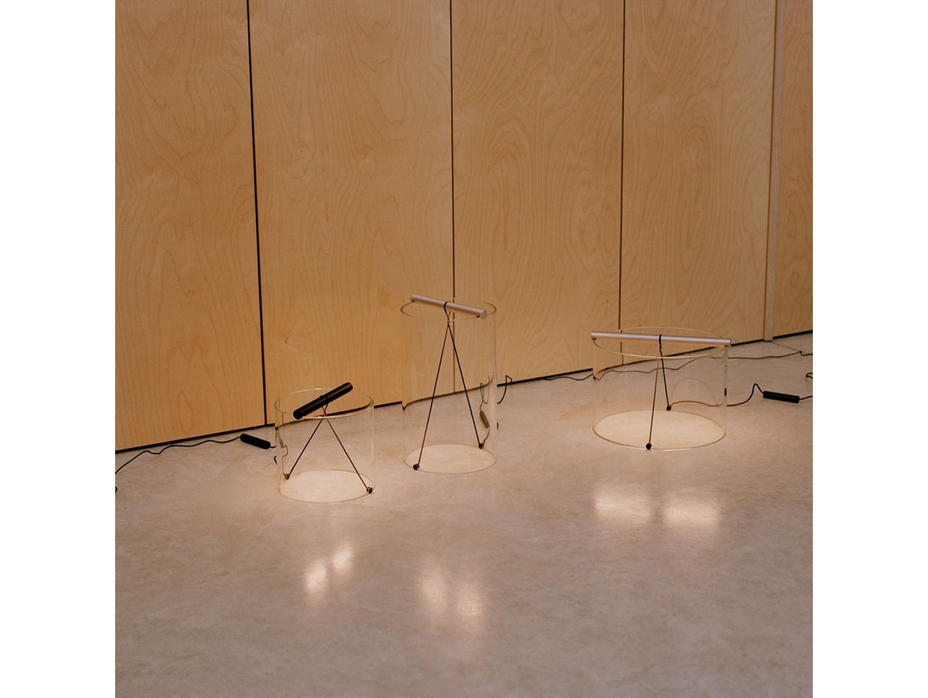Lámpara de Mesa To-Tie de Flos: Diseño Minimalista y Luz Difusa