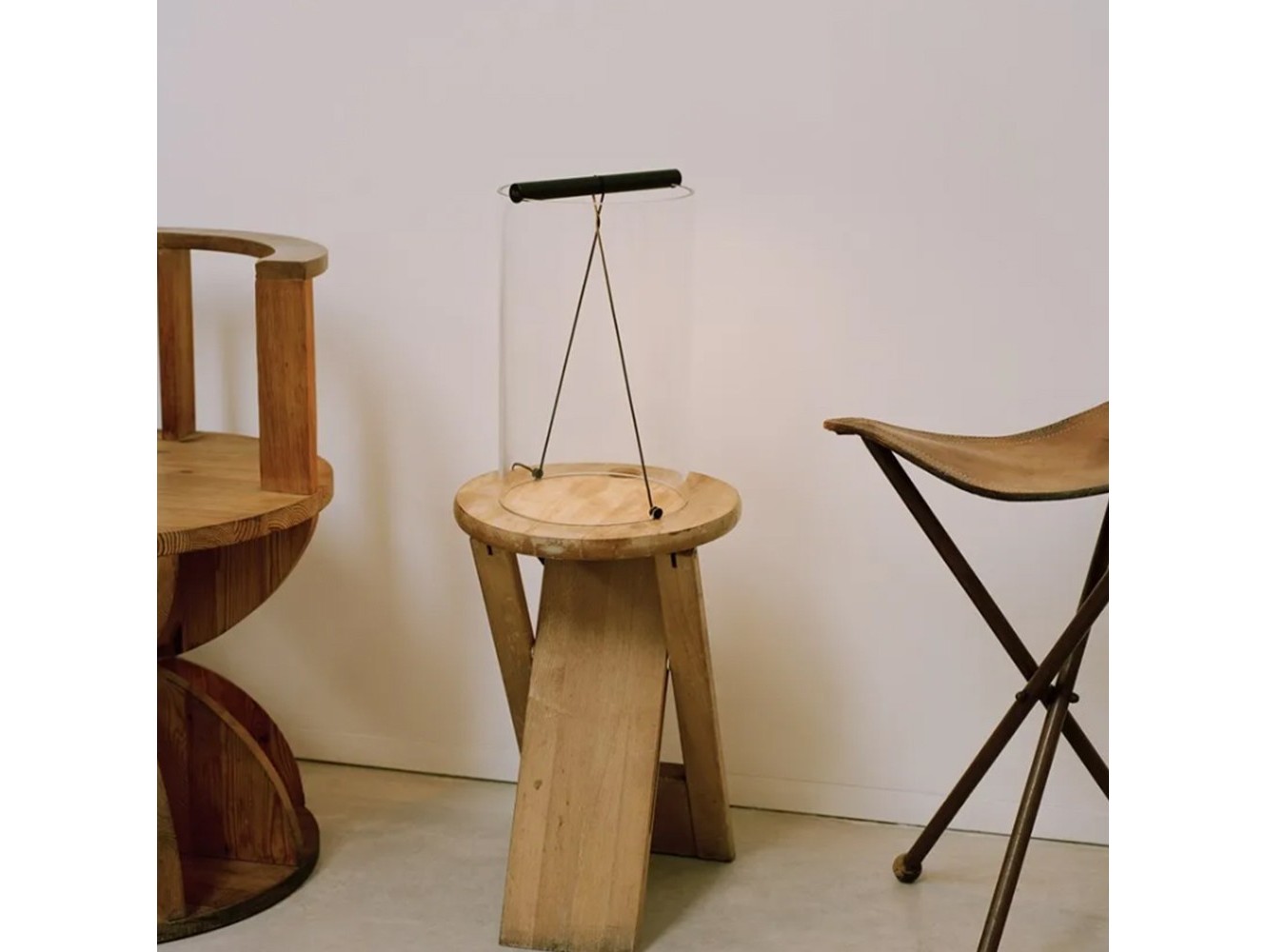 Lámpara de Mesa To-Tie de Flos: Diseño Minimalista y Luz Difusa