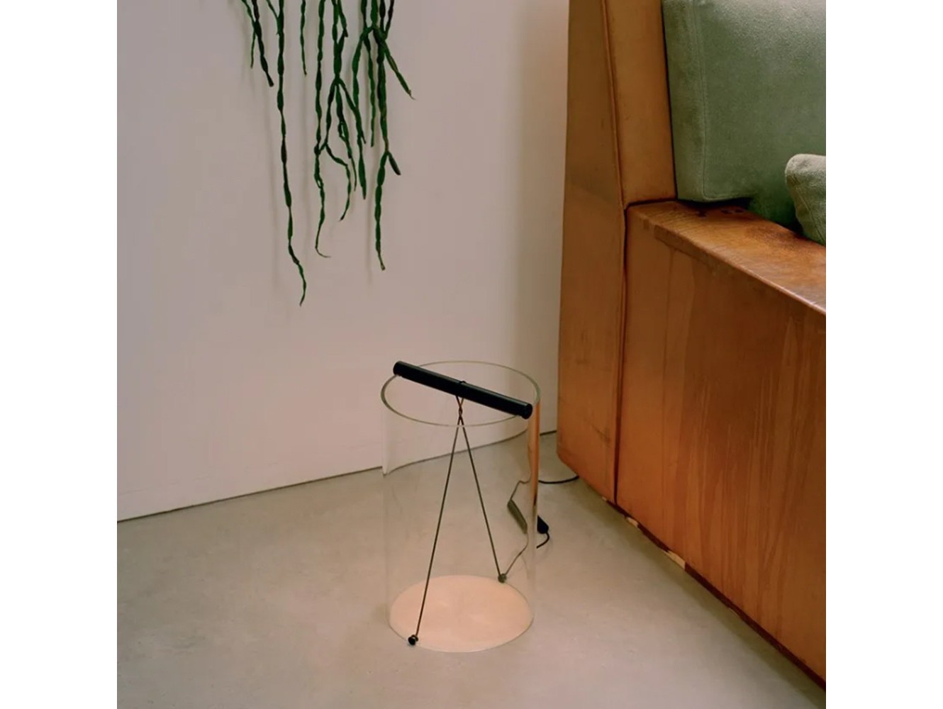 Lámpara de Mesa To-Tie de Flos: Diseño Minimalista y Luz Difusa