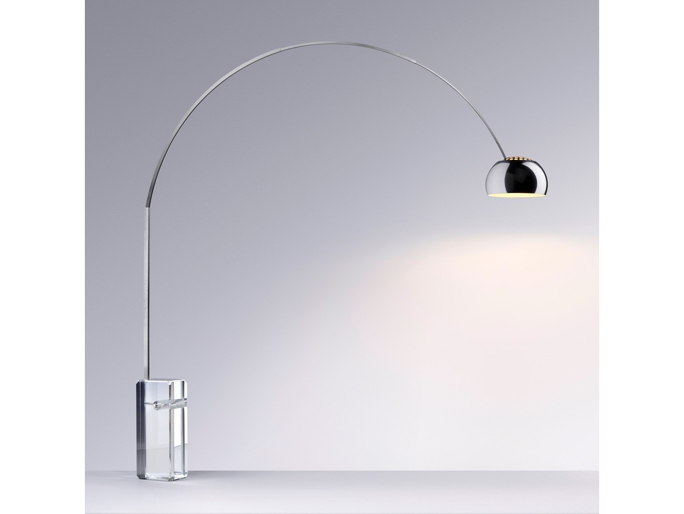 Lámpara Arco K 60 Aniversario de Flos: Edición Limitada con Base de Cristal