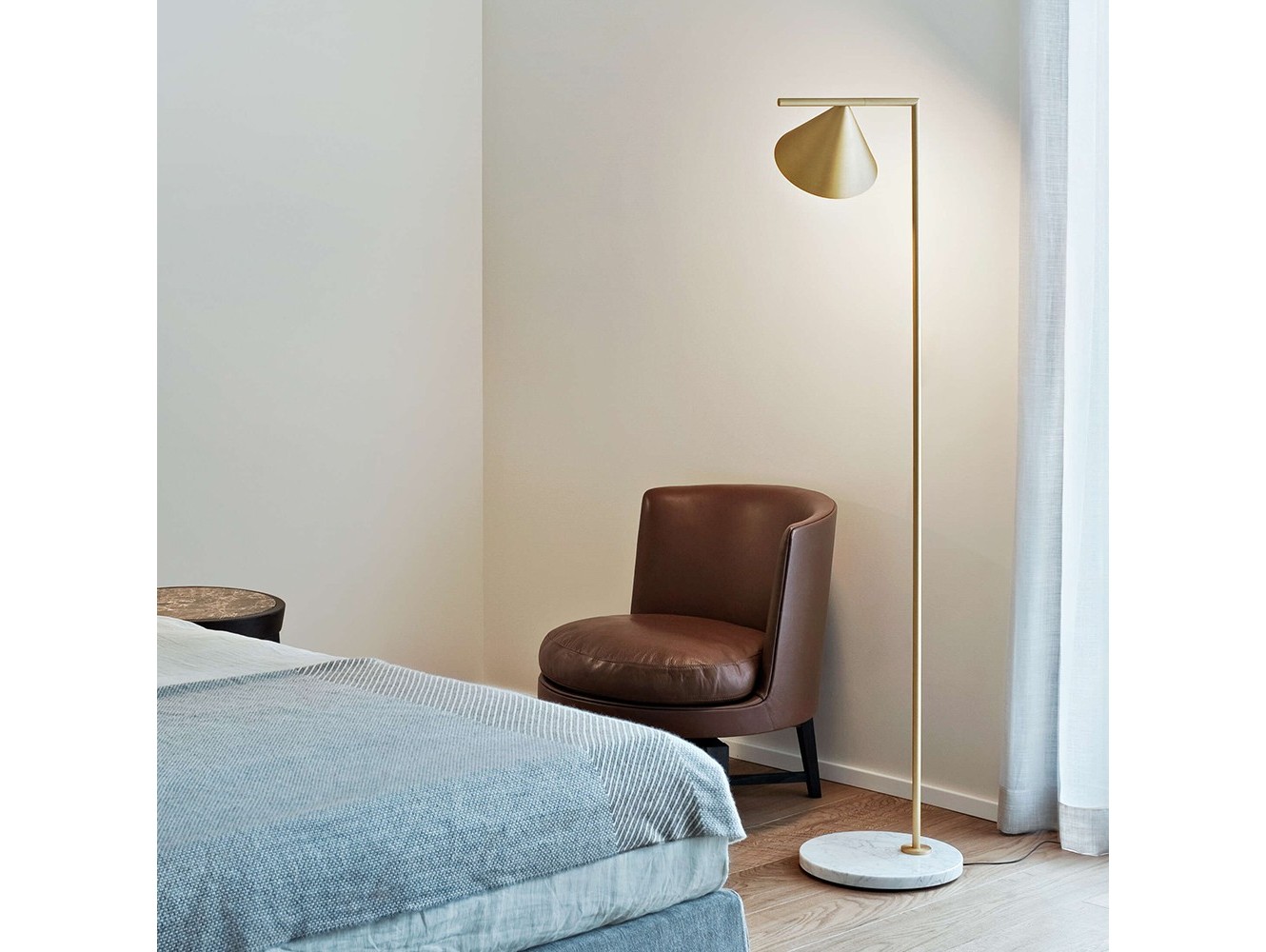 Lámpara de Suelo Captain Flint de Flos: Diseño Elegante y Luz Direccionable