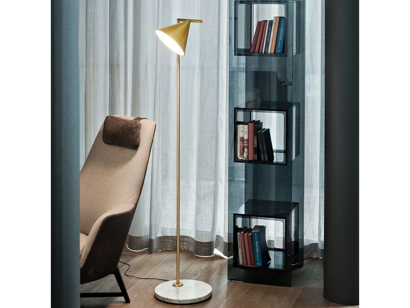 Lámpara de Suelo Captain Flint de Flos: Diseño Elegante y Luz Direccionable