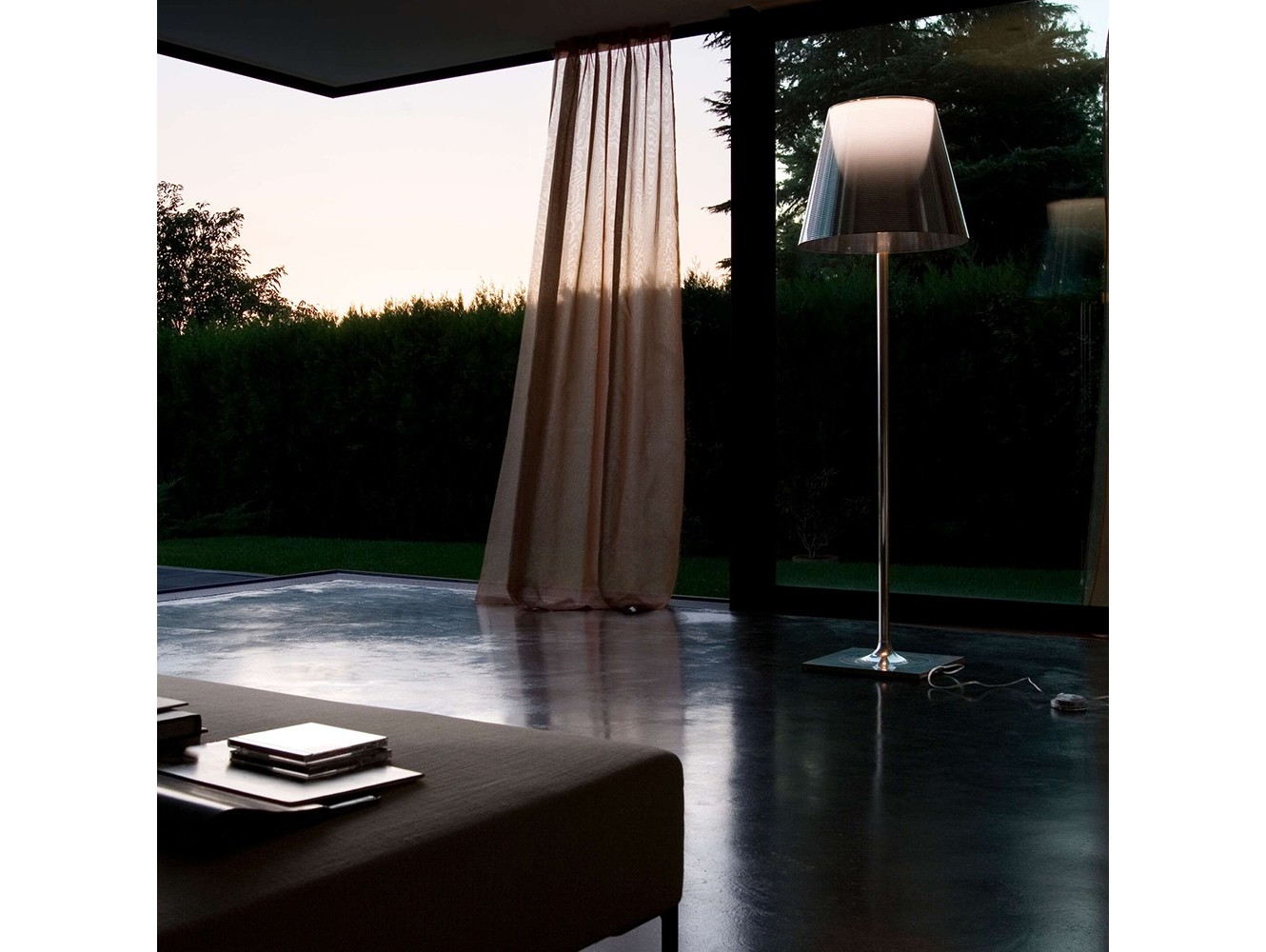 Lámpara de Pie Ktribe F2/F3 de Flos: Elegancia Moderna