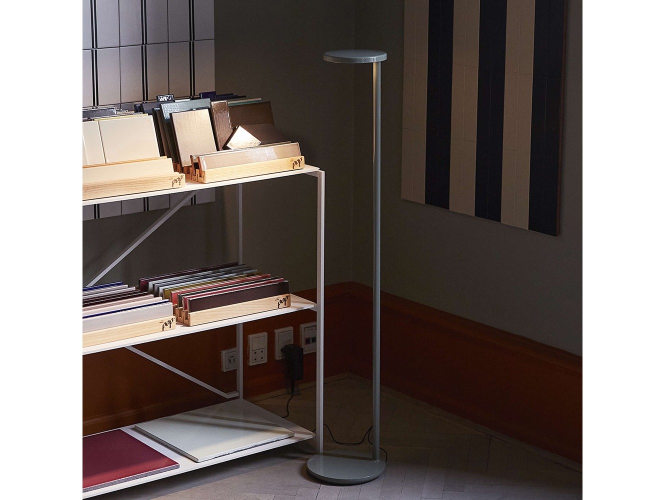 Lámpara de Pie Oblique F de Flos: Iluminación Moderna con Carga USB-C Integrada