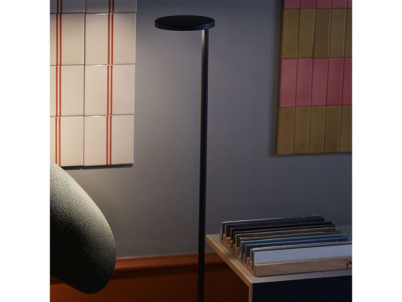 Lámpara de Pie Oblique F de Flos: Iluminación Moderna con Carga USB-C Integrada