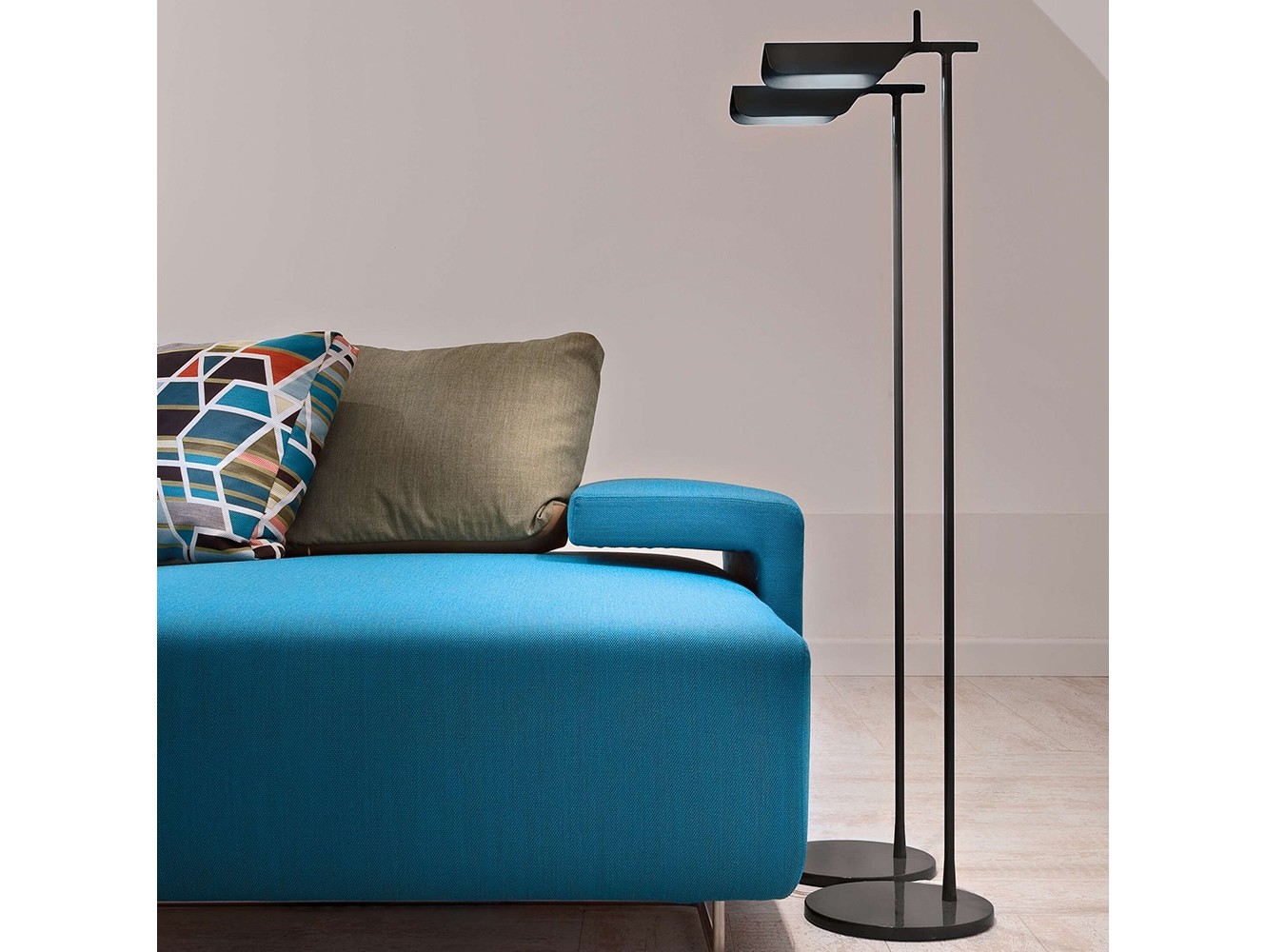 Flos Lámpara de Pie Tab F: Diseño Minimalista y Luz Directa