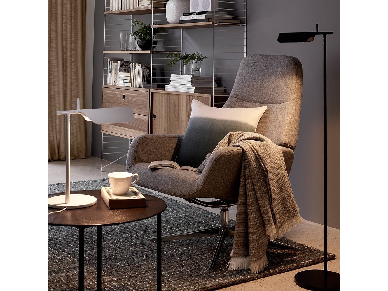 Flos Lámpara de Pie Tab F: Diseño Minimalista y Luz Directa