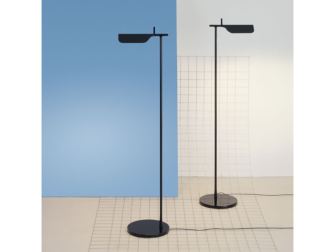 Flos Lámpara de Pie Tab F: Diseño Minimalista y Luz Directa
