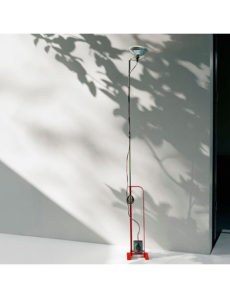 Lámpara de Pie Toio de Flos: Icono del Diseño con Luz Indirecta