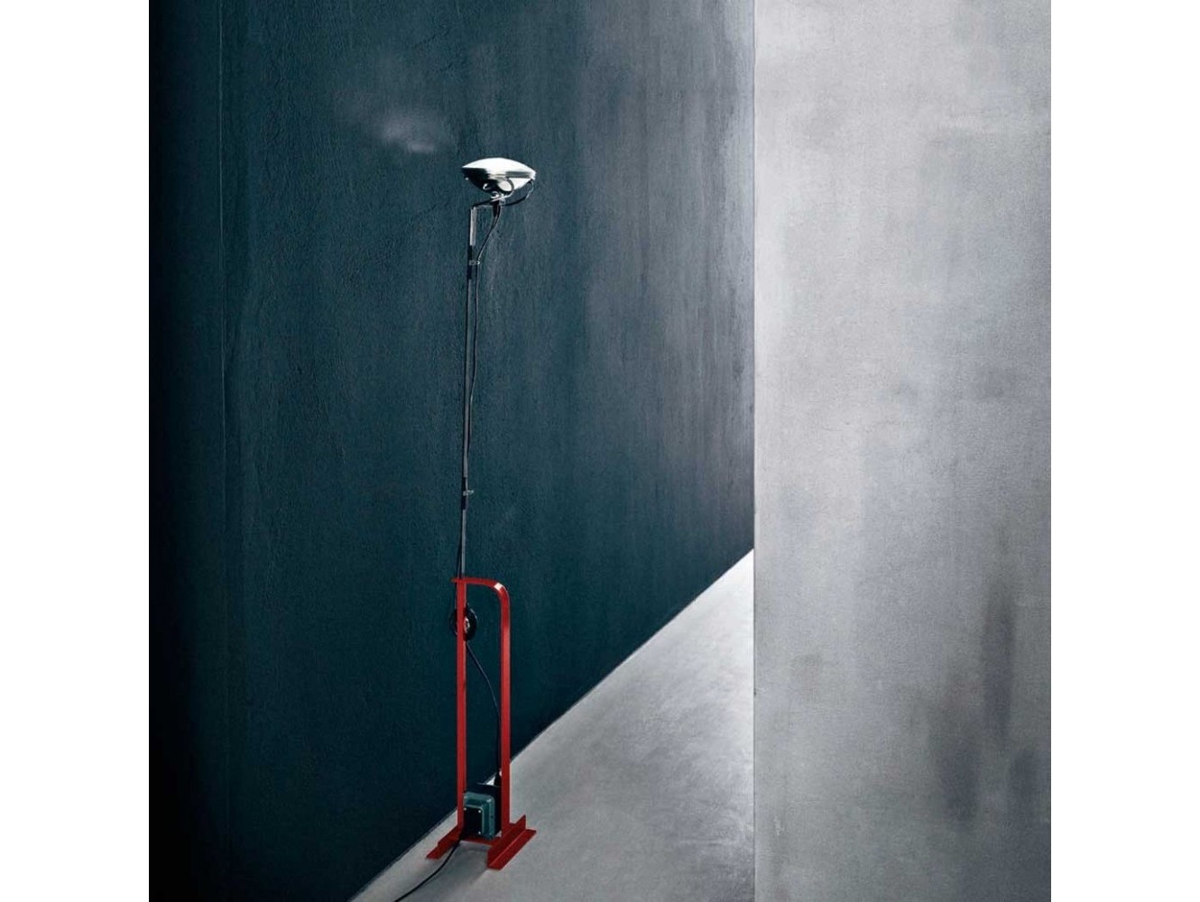 Lámpara de Pie Toio de Flos: Icono del Diseño con Luz Indirecta