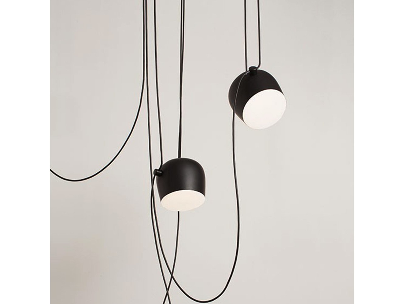 Lámpara de Suspensión Aim Small de Flos: Iluminación Moderna y Versátil