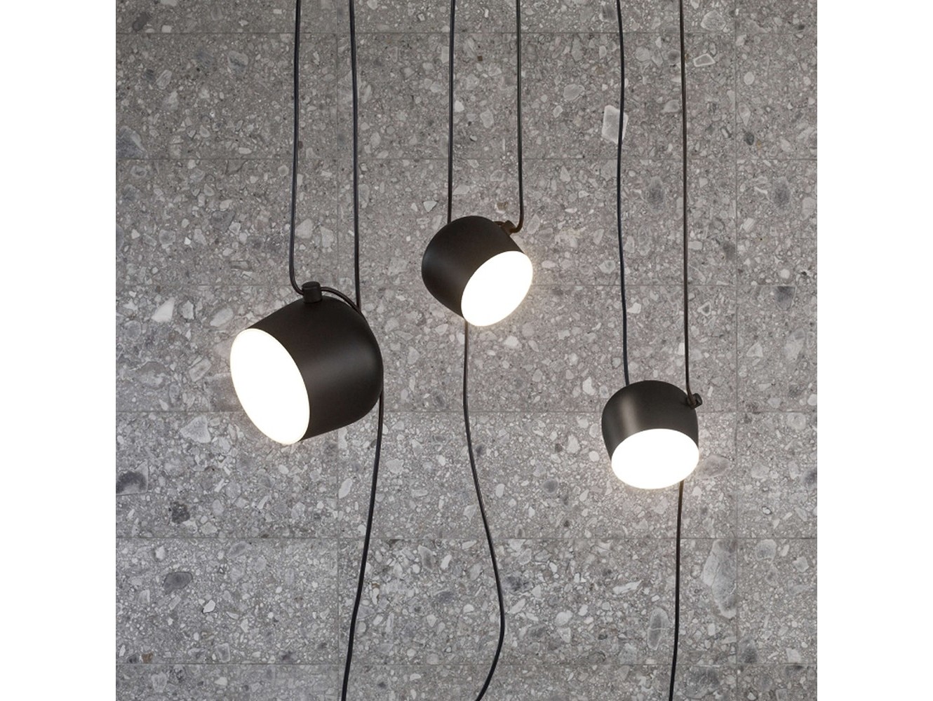 Lámpara de Suspensión Aim de Flos: Diseño Minimalista con Luz Ajustable
