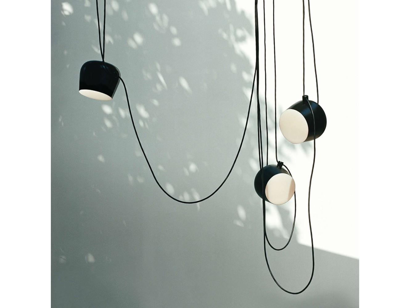 Lámpara de Suspensión Aim de Flos: Diseño Minimalista con Luz Ajustable