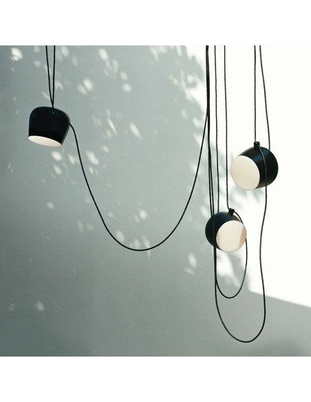 Lámpara de Suspensión Aim de Flos: Diseño Minimalista con Luz Ajustable