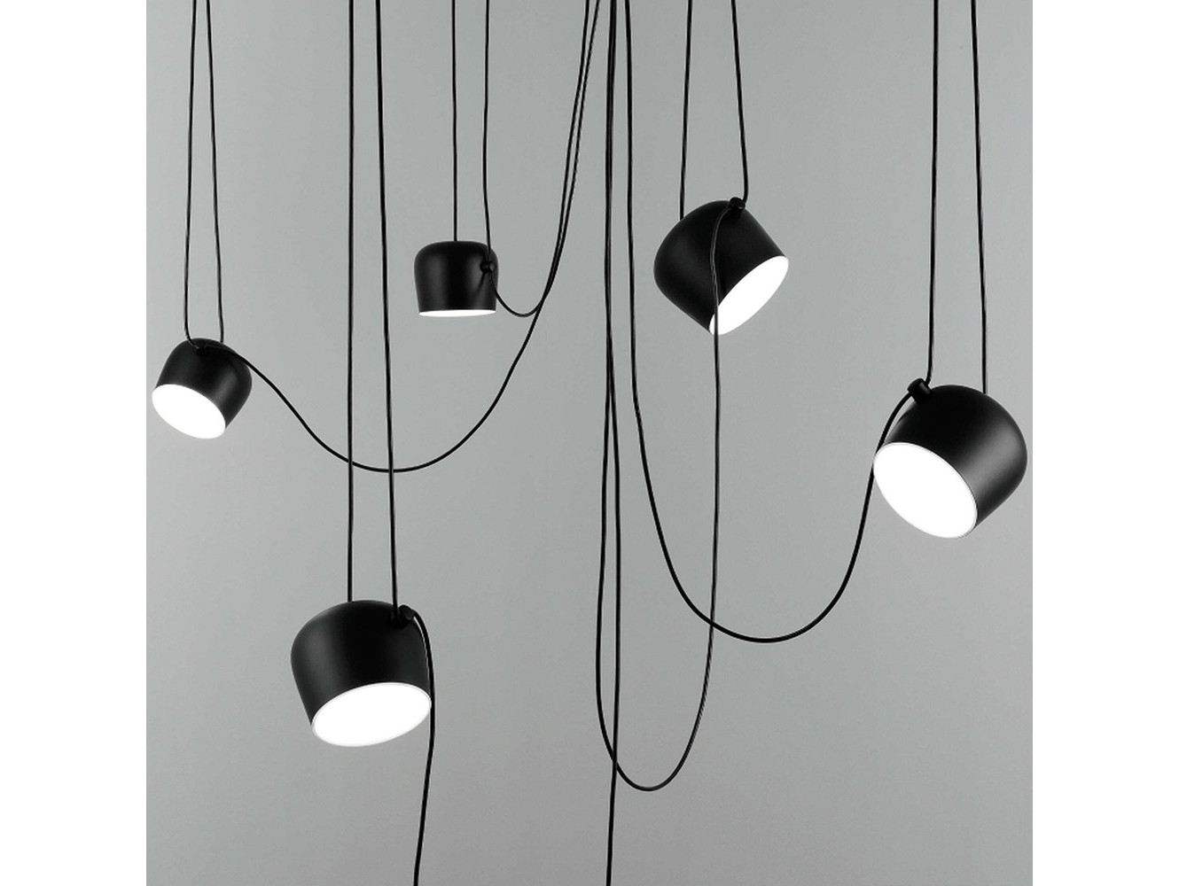 Lámpara de Suspensión Aim de Flos: Diseño Minimalista con Luz Ajustable
