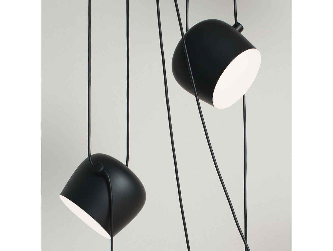 Lámpara de Suspensión Aim de Flos: Diseño Minimalista con Luz Ajustable
