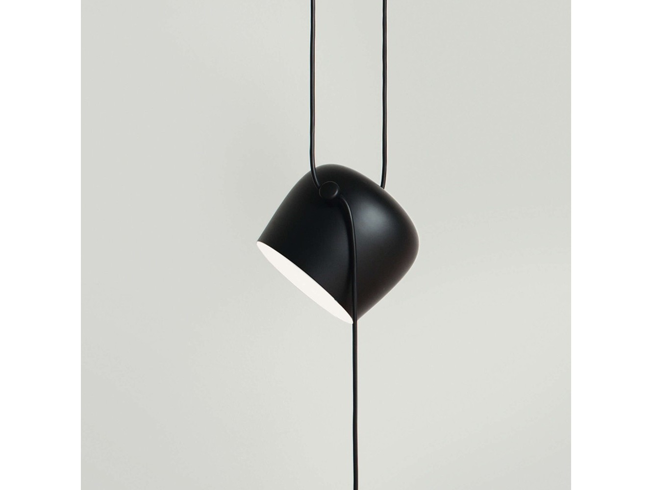 Lámpara de Suspensión Aim de Flos: Diseño Minimalista con Luz Ajustable