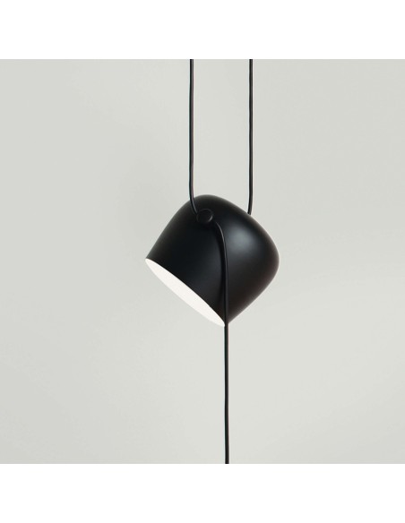 Lámpara de Suspensión Aim de Flos: Diseño Minimalista con Luz Ajustable
