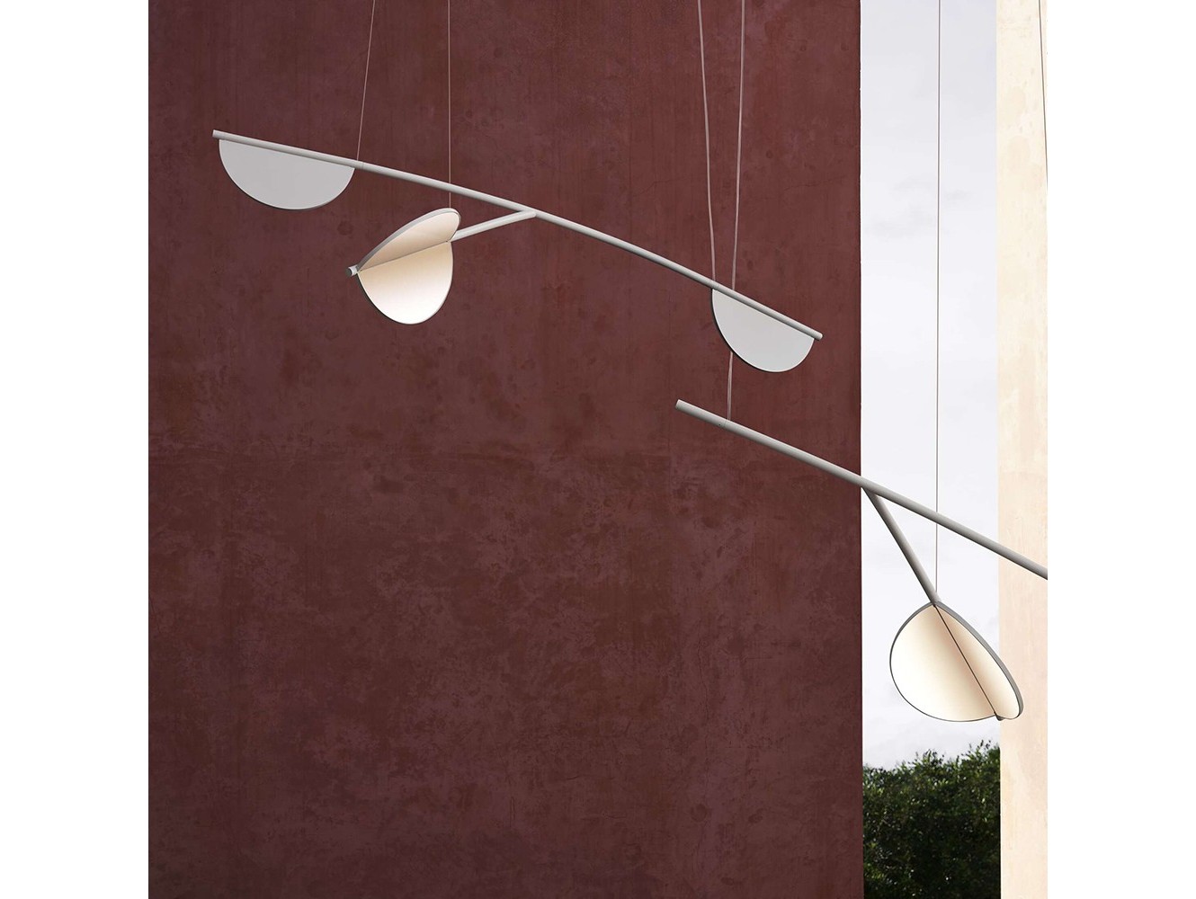 Lámpara de Suspensión Almendra S3 de Flos: Diseño Orgánico y Luz Giratoria