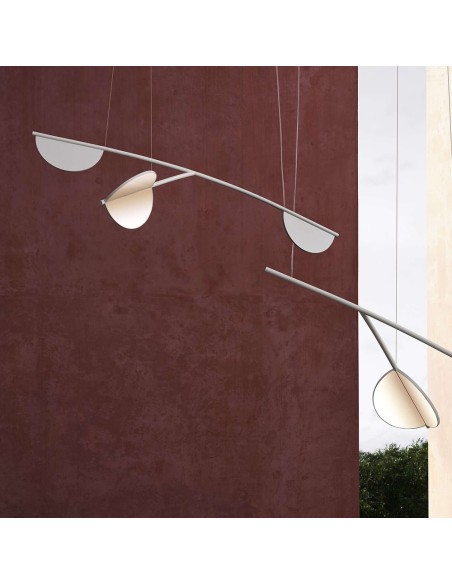 Lámpara de Suspensión Almendra S3 de Flos: Diseño Orgánico y Luz Giratoria