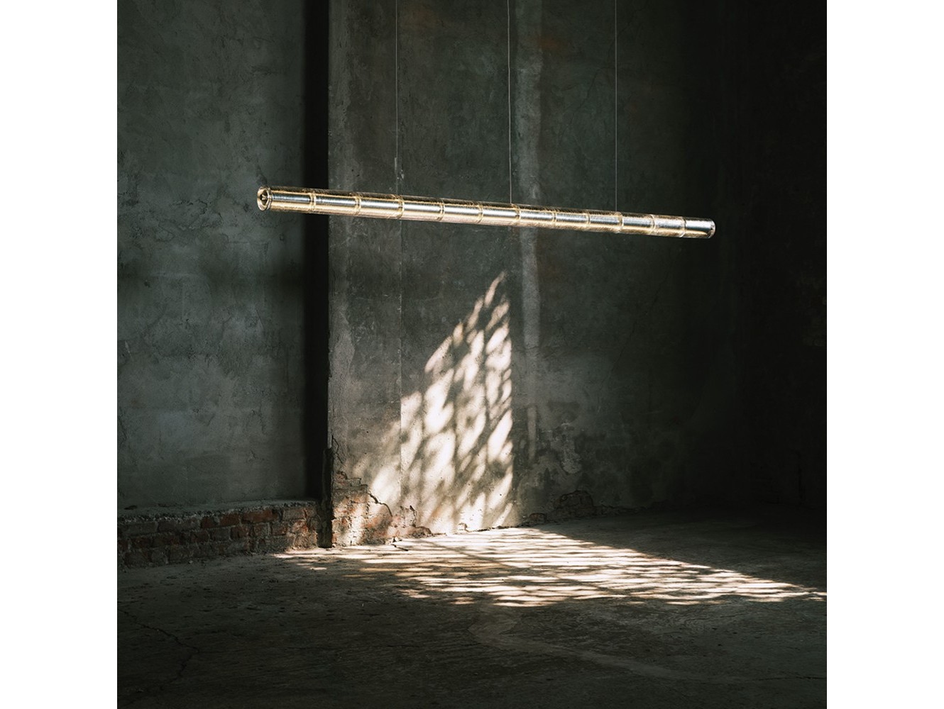 Lámpara de Suspensión Luce Orizzontale Flos: Elegancia y Tecnología