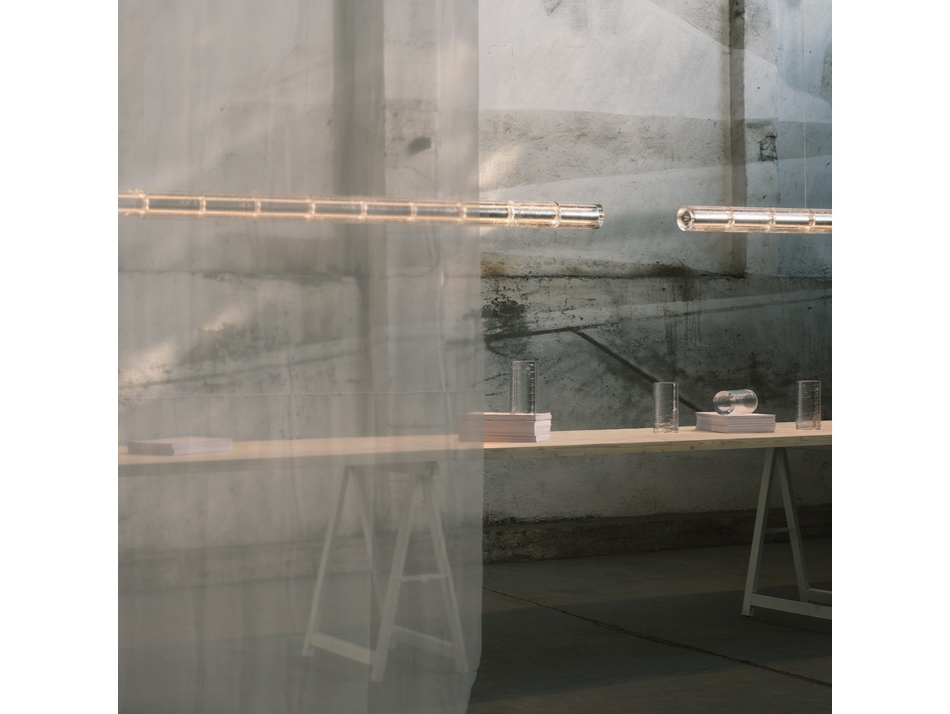 Lámpara de Suspensión Luce Orizzontale Flos: Elegancia y Tecnología