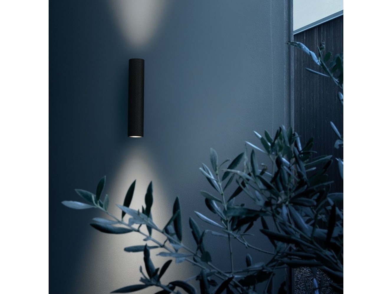 Aplique de Pared Flauta Flos: Diseño Elegante con Emisión Doble de Luz