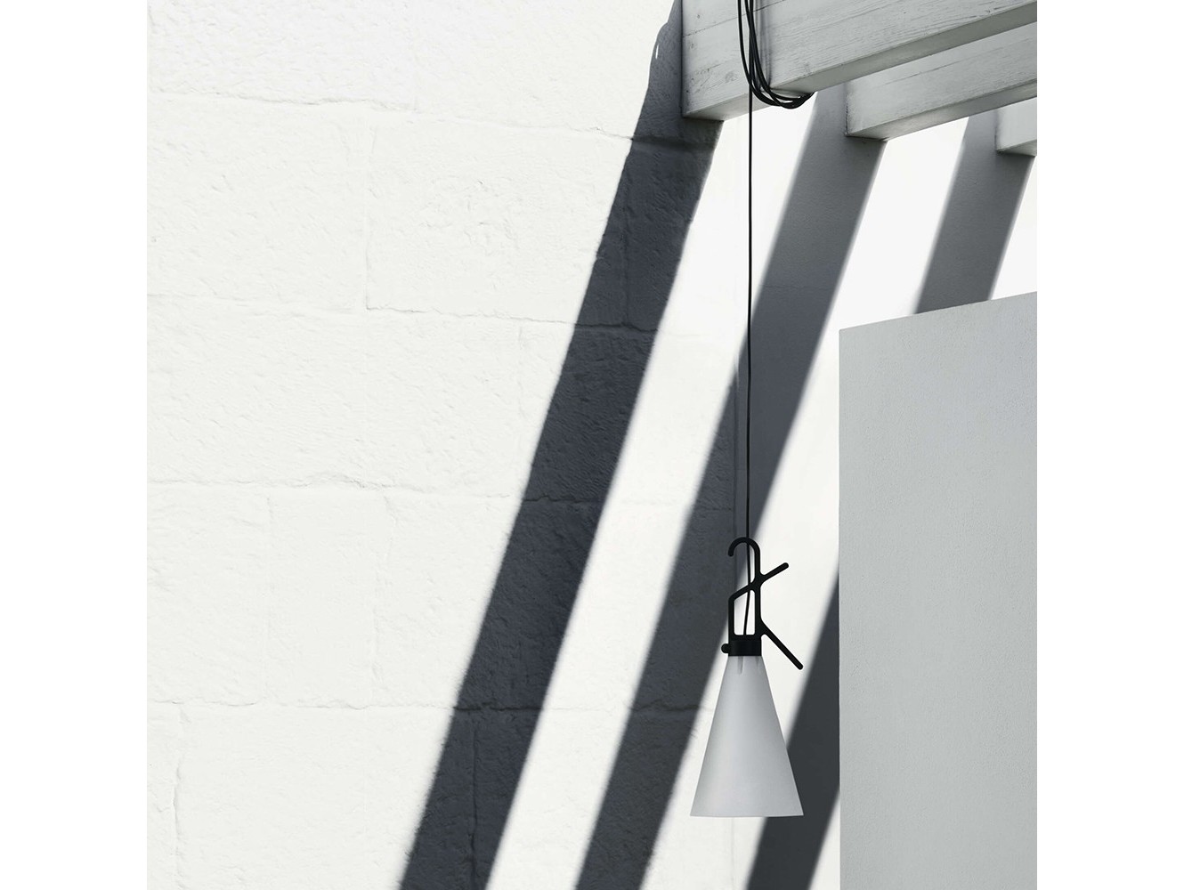Lámpara Mayday Outdoor de Flos: Versatilidad y Estilo para Exteriores