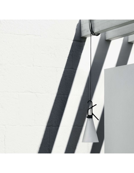 Lámpara Mayday Outdoor de Flos: Versatilidad y Estilo para Exteriores