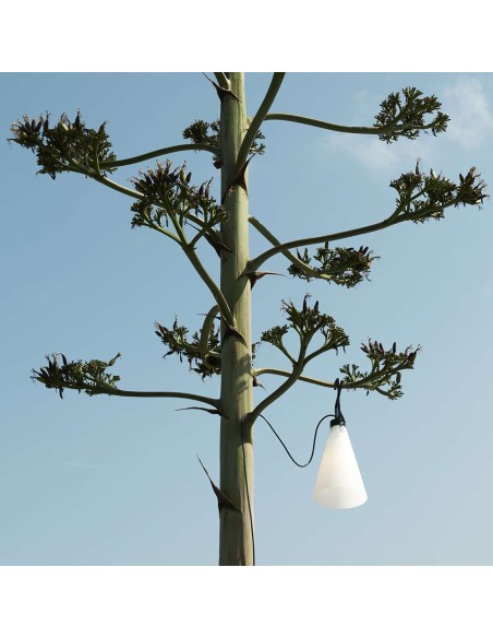 Lámpara Mayday Outdoor de Flos: Versatilidad y Estilo para Exteriores