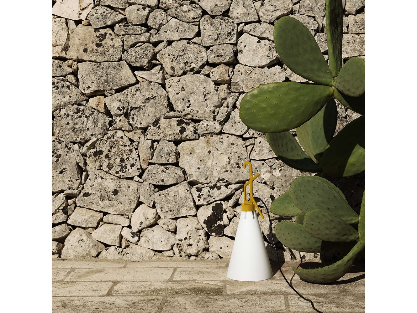 Lámpara Mayday Outdoor de Flos: Versatilidad y Estilo para Exteriores