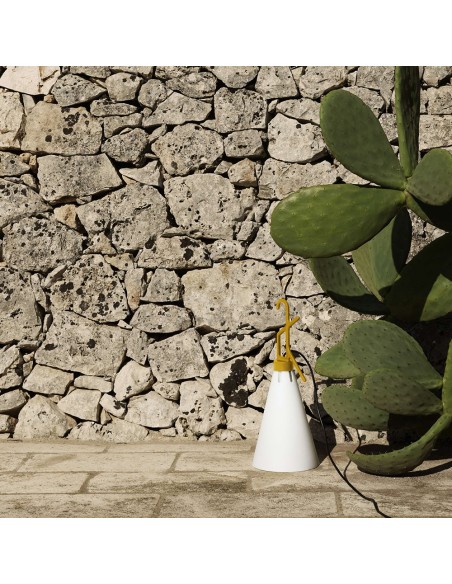 Lámpara Mayday Outdoor de Flos: Versatilidad y Estilo para Exteriores