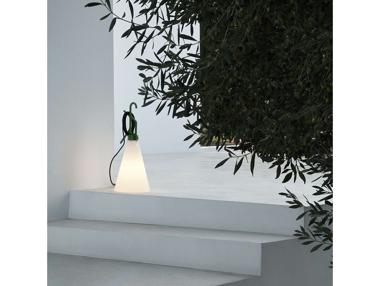 Lámpara Mayday Outdoor de Flos: Versatilidad y Estilo para Exteriores
