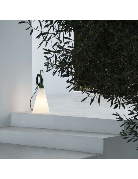Lámpara Mayday Outdoor de Flos: Versatilidad y Estilo para Exteriores