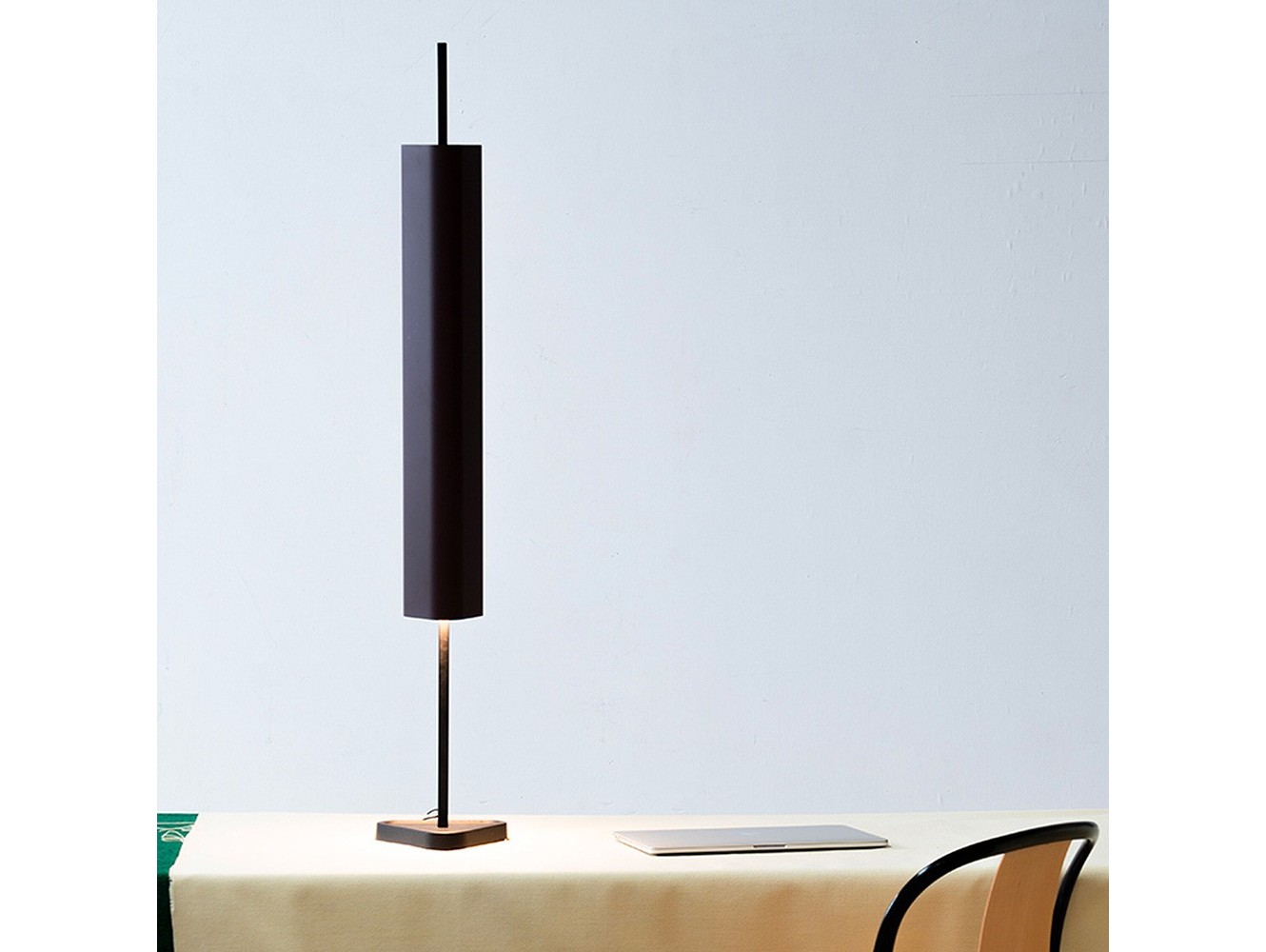 Lámpara de Mesa Emi: Iluminación Regulable con Diseño Elegante