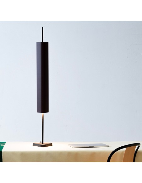 Lámpara de Mesa Emi: Iluminación Regulable con Diseño Elegante